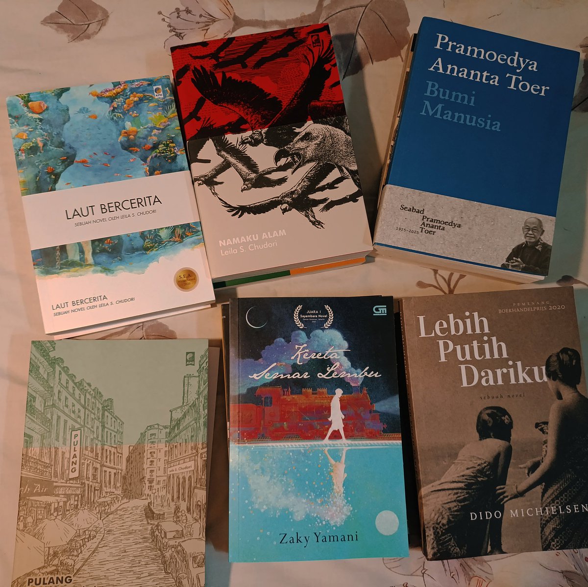 awomanotapoet_'s tweet image. Membaca adalah bentuk perlawanan, mau itu fiksi atau non-fiksi. Mari jadi pembaca yang tidak takut melawan rezim, jadilah pembaca yang tidak enggan menyuarakan hak kita, mari jadi pembaca yang tidak takut dibungkam oleh para babi perusak bangsa✊🔥