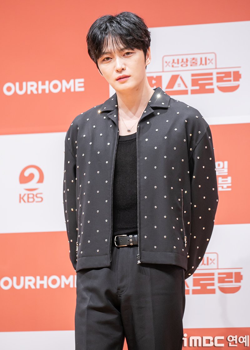 imbcenews's tweet photo. [포토] 김재중, '재친구' 요리사 
#김재중 #KIMJAEJOONG #JAEJOONG #金在中 #ジェジュン 
#신상출시편스토랑 #편스토랑 #KBS예능 #기자간담회_250327 [iMBC연예]

가수 김재중이 27일 오후 서울 여의도 KBS 아트홀에서 열린 KBS 2TV ‘신상출시 편스토랑’ 기자간담회에 참석해 포즈를 취하고 있다.

⬇️고화질 Click Plz⬇️
https://t.co/6KZc6KeXKs