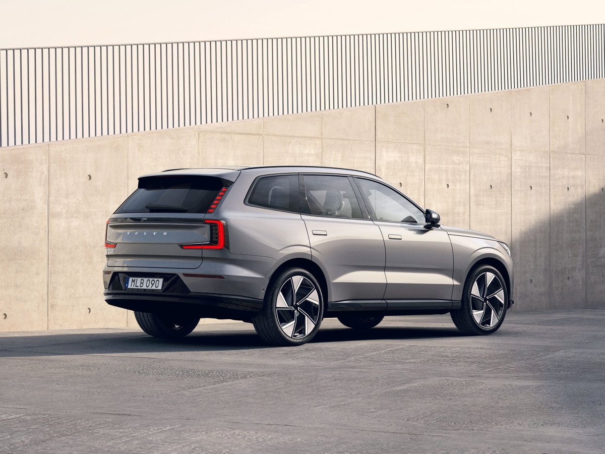 khuleonwheels's tweet image. Volvo's long-awaited EX90 has officially touched down in Mzansi and today we'll be jetting off to the Mother City to see if the Swedish automaker's new and fully-electric flagship seven-seater SUV was worth the wait.

#VolvoSA #VolvoEX90 #VolvoMomentSA