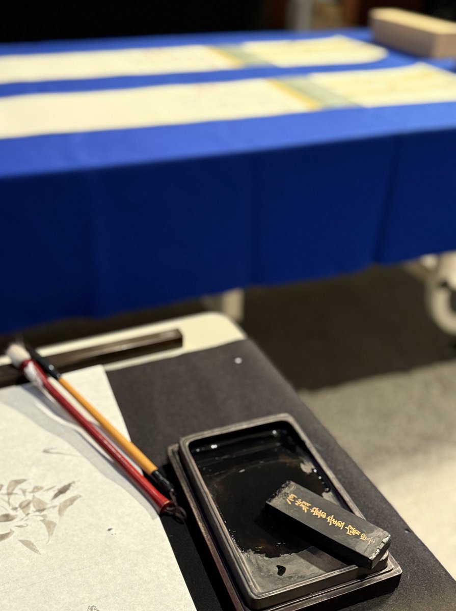 〖#相国寺展 特別企画〗

「令和の詩画軸制作プロジェクト 」

完成に向けて、準備は着々と進んでおります。
まもなく揮毫です・・・！

#日比野克彦 #東京藝大 #藝大 #相国寺