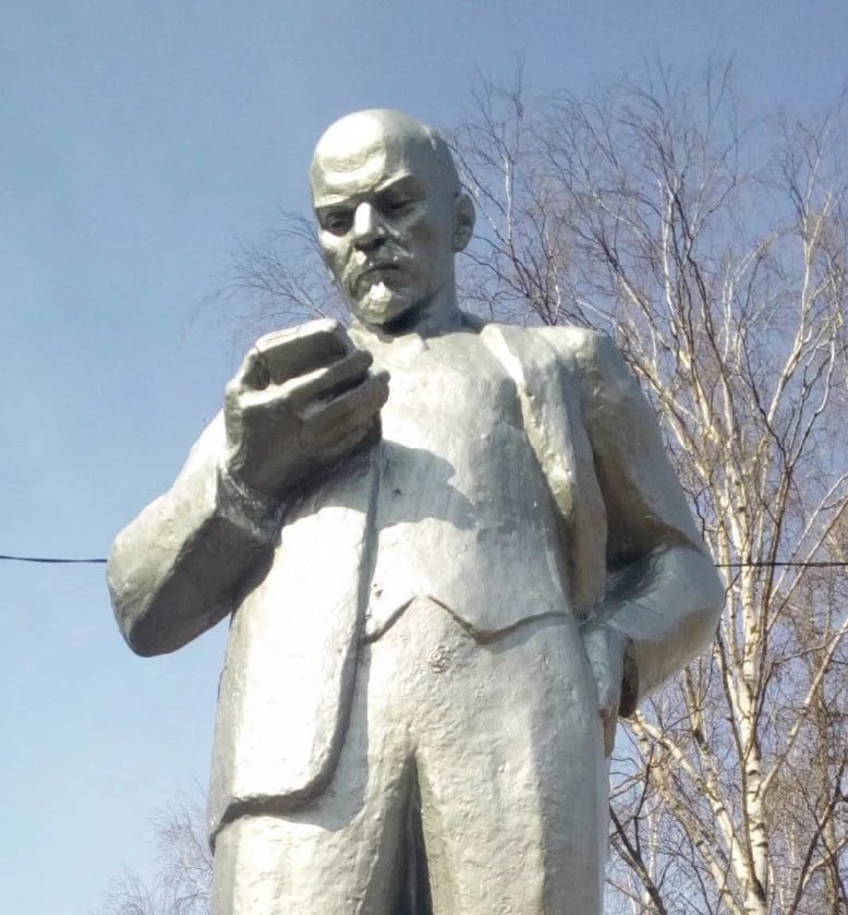 Ленин, обнаружив, что Александр Керенский случайно добавил его в групповой чат Временного правительства.