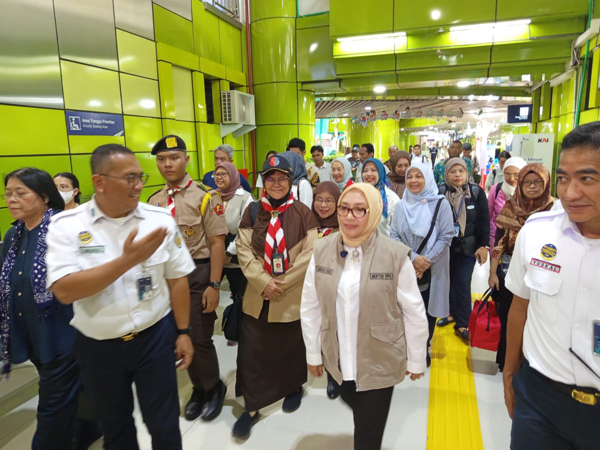 pramukakcjp's tweet photo. Kunjungan mentri Pemberdayaan Perempuan dan perlindungan anak berkunjung ke St. Gambir menyapa pemudik dan Anak-Anak Hr Kamis, 27 Maret 2025 Yang di ikuti oleh adik2x penegak &amp; didampingi oleh Kak Thamran sebagai Wk. Kwarcab serta  Bidang  Binamuda &amp; Abdimas. Kak Efa dan kak Dea. https://t.co/eJ9YbUqIQP