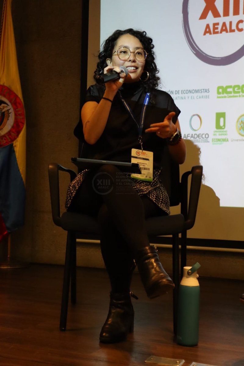 💜 El #CongresoEconomistas2025 abrió espacio al debate sobre economía y género: economía del cuidado, migración femenina, brechas en inclusión financiera y más. Académicas y activistas coincidieron: sin igualdad no hay desarrollo.