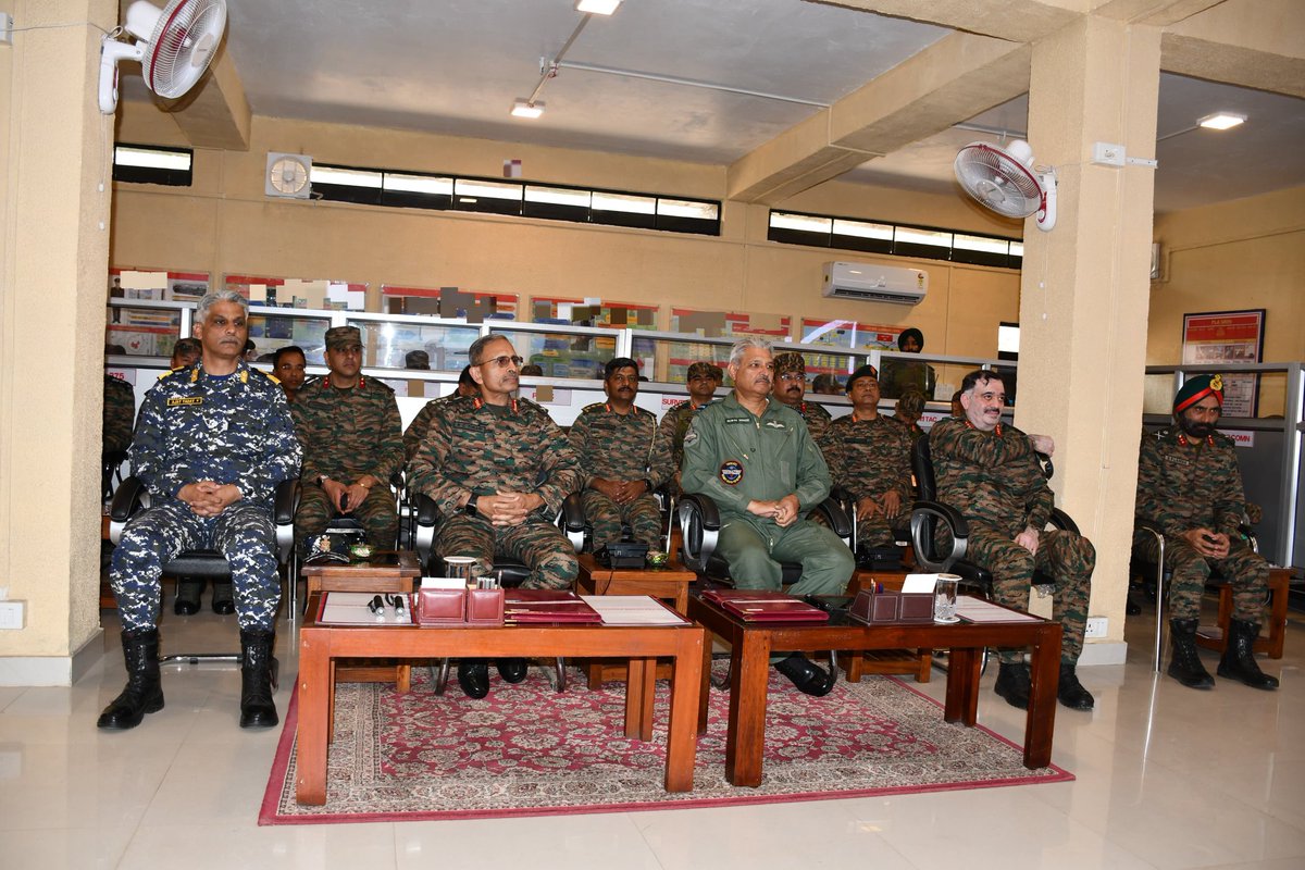 easterncomd's tweet photo. #IndianArmy
#EasternCommand
#IndianArmedForces
#OperationalReadiness
#Jointness
#Synergy

सैन्य अभ्यास - प्रचंड प्रहार |

उत्तर सीमाओं के दुर्गम पर्वतीय क्षेत्र में भारतीय सेना की पूर्वी कमान ने भारतीय वायु सेना और भारतीय नौसेना के साथ अपनी संयुक्त युद्ध क्षमता का प्रभावशाली प्रदर्शन किया। लॉन्ग-रेंज मिसाइल, प्रिसिजन आर्टिलरी, स्वार्म ड्रोन, लॉइटर गोला-बारूद और अटैक हेलीकॉप्टर ने अत्याधुनिक तकनीकों के साथ दुश्मन के लक्ष्यों को सटीकता और घातकता से नष्ट किया। यह अभ्यास तीनों सेनाओं की जबरदस्त तालमेल, ऑपरेशनल तैयारियों और अद्वितीय मारक क्षमता का जीवंत प्रमाण है!

@adgpi
@SpokespersonMoD
@HQ_IDS_India
@indiannavy
@IAF_MCC
@ihcdhaka
@official_dgar
@ProDefKolkata
@IndiaCoastGuard
@HQ_DG_NCC
@EAC_IAF

Facebook  - https://t.co/VsXFJr8afJ