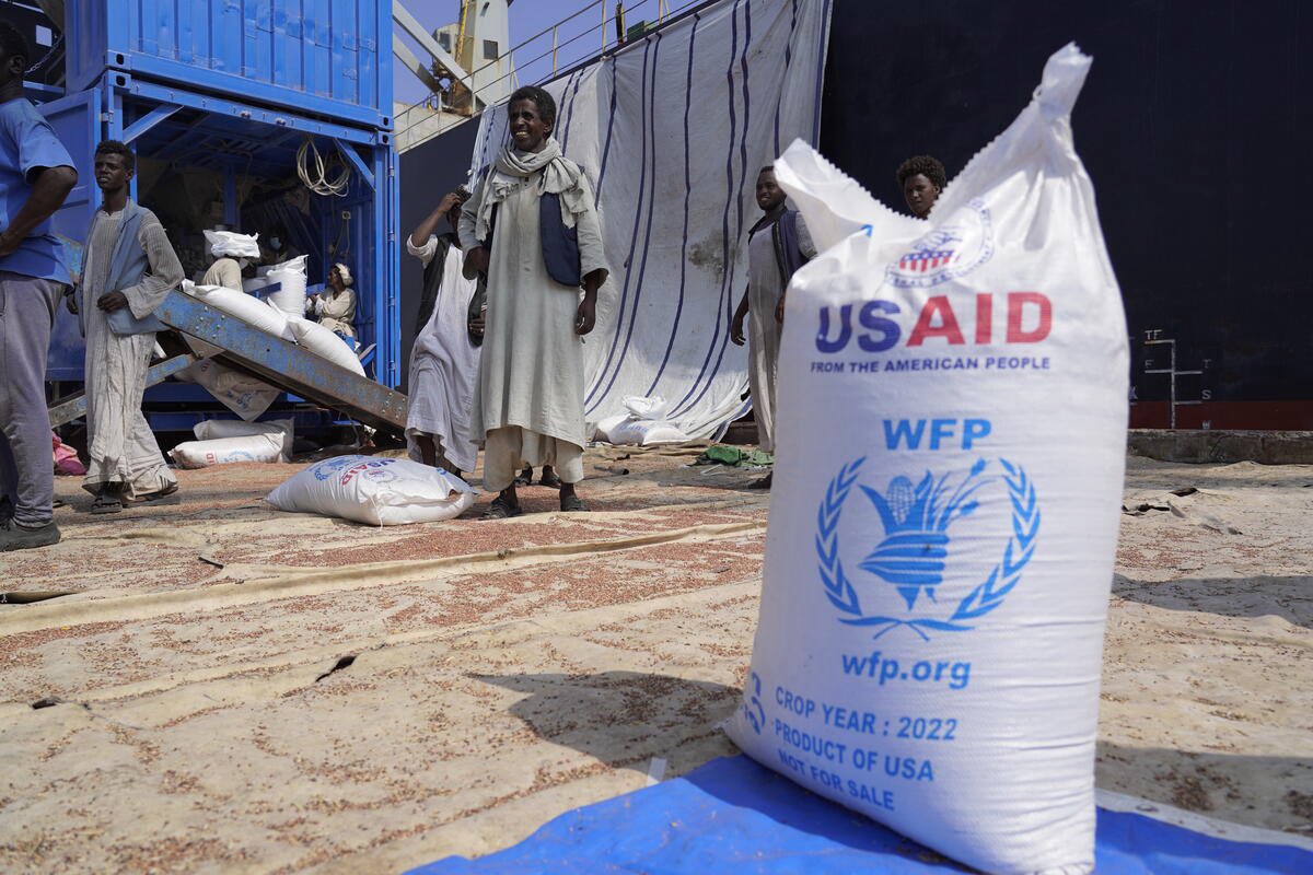 Die Welt schaut weg: Im #Sudan wüten Krieg, genozidale Gewalt, Massenflucht. 8,5 Mio. hungern, 25 Mio. stehen kurz davor. Der Wegfall der USAID-Hilfe führt jetzt direkt in den Hungertod. Ein humanitäres Desaster ohne Aufschrei, ohne Empörung – eine Katastrophe, die niemand sieht.