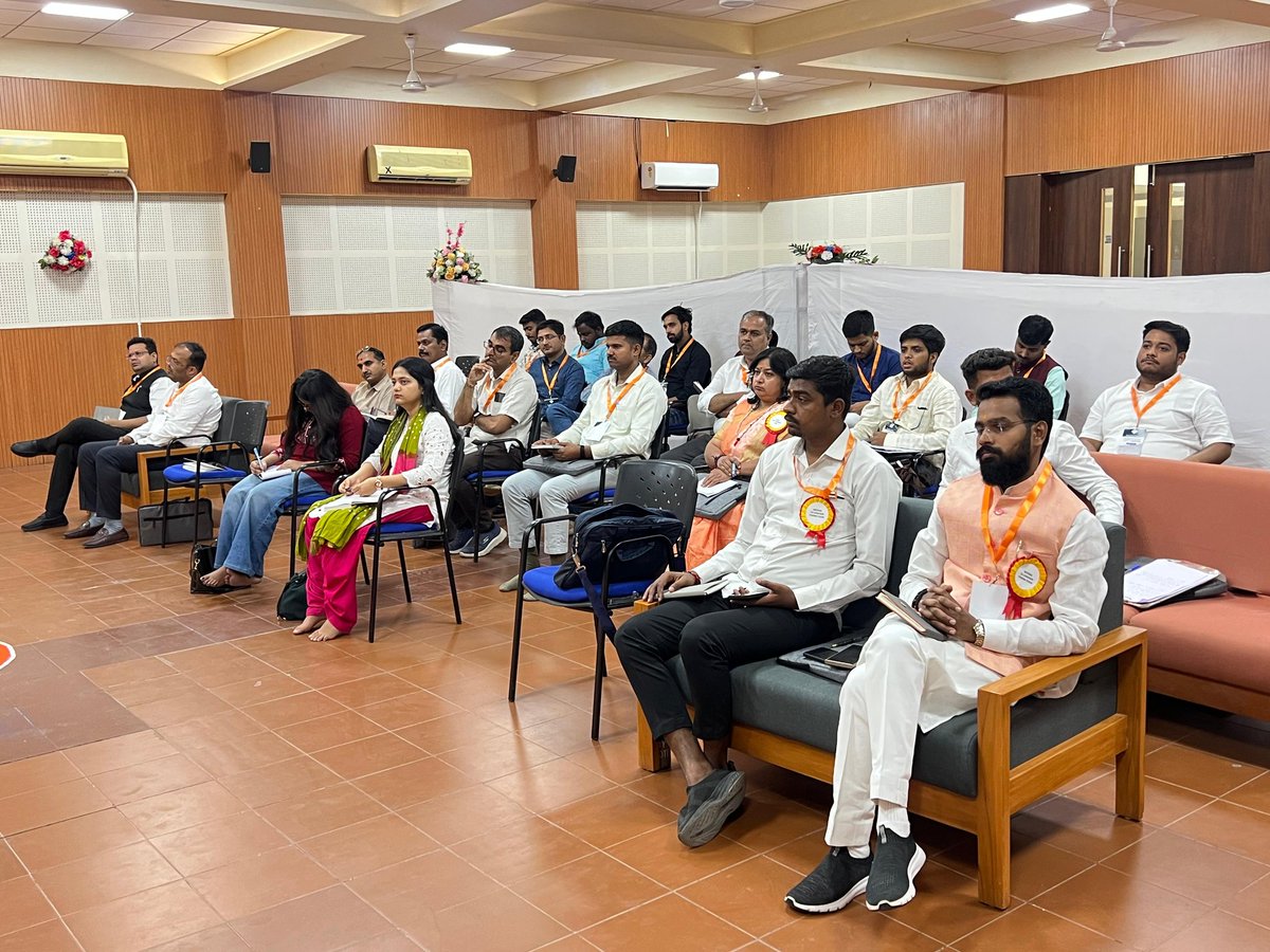 PharmaVisionOrg's tweet image. फार्मा विजन की दो दिवसीय अखिल भारतीय प्रांत प्रमुख एवं संयोजक बैठक का शुभारंभ गणपत विश्वविद्यालय, मेहसाणा, गुजरात में राष्ट्रीय कार्यकारी के विशेष आमंत्रित सदस्य डॉ @DrCNPatel  क्षेत्रीय संगठन मंत्री श्री @ChetasSukhadia  ने दीप प्रज्वलित कर किया।
#pharmavision #2025