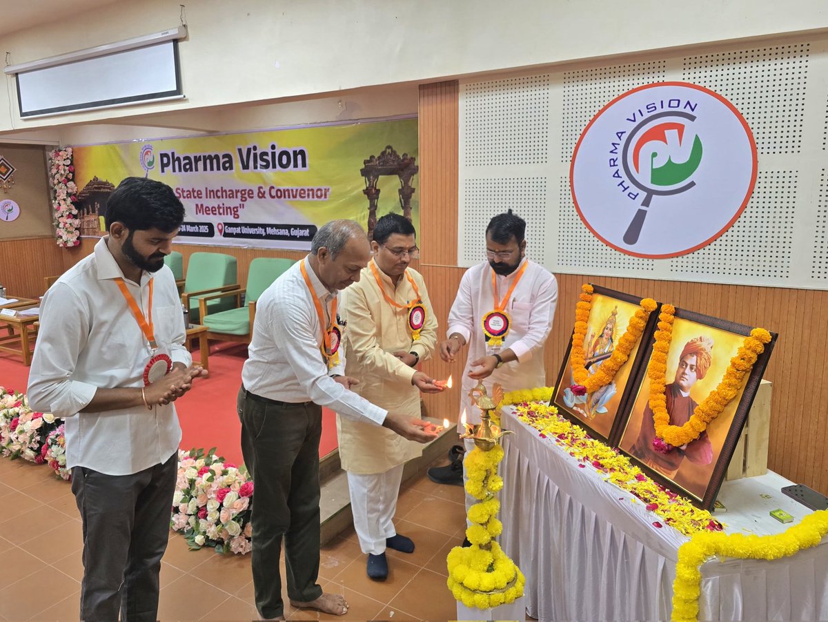PharmaVisionOrg's tweet image. फार्मा विजन की दो दिवसीय अखिल भारतीय प्रांत प्रमुख एवं संयोजक बैठक का शुभारंभ गणपत विश्वविद्यालय, मेहसाणा, गुजरात में राष्ट्रीय कार्यकारी के विशेष आमंत्रित सदस्य डॉ @DrCNPatel  क्षेत्रीय संगठन मंत्री श्री @ChetasSukhadia  ने दीप प्रज्वलित कर किया।
#pharmavision #2025