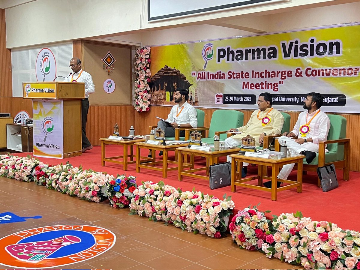 PharmaVisionOrg's tweet image. फार्मा विजन की दो दिवसीय अखिल भारतीय प्रांत प्रमुख एवं संयोजक बैठक का शुभारंभ गणपत विश्वविद्यालय, मेहसाणा, गुजरात में राष्ट्रीय कार्यकारी के विशेष आमंत्रित सदस्य डॉ @DrCNPatel  क्षेत्रीय संगठन मंत्री श्री @ChetasSukhadia  ने दीप प्रज्वलित कर किया।
#pharmavision #2025