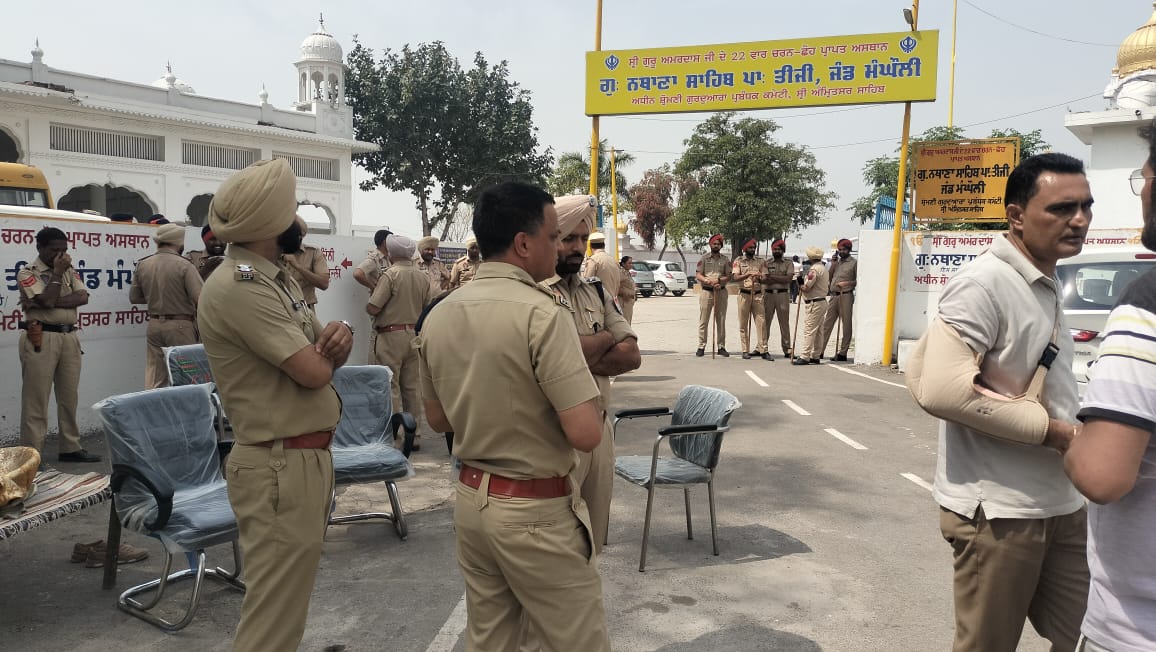 KMajdoormorcha's tweet photo. Heavy police deployment on roads leading to Gurudwara and barring entry inside Gurudwara Nathana Sahib long shows how scared @BhagwantMann and his @AamAadmiParty is.
Only if he had acted this harsh against criminals, Drug Mafia, Sand mafia. Cowards,,
@ANI @BBCHindi @PunYaab https://t.co/UHAxy8T9Vq