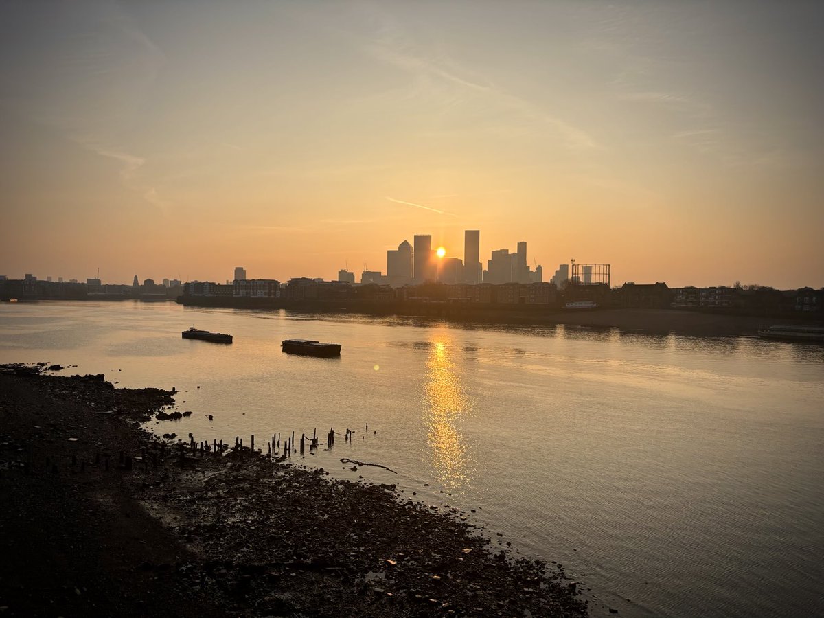 Morning! How’s everyone spending their £500 today then? 😉 🙄#SpringStatement #RachelReeves #London #Thames #sunrise