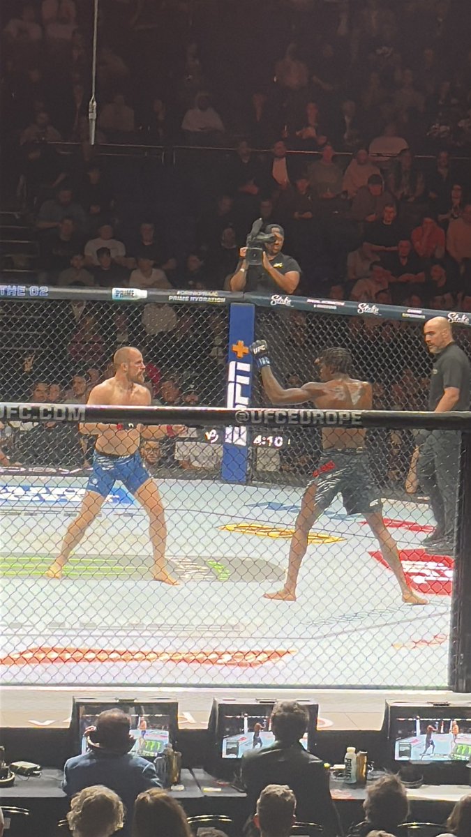0xMarjorie's tweet image. Proper bucket list moment 🫰🏽✨🥷
#UFCLondon 

The boss @danawhite was in attendance 
@brucebuffer is an icon 
and 
#MichaelBisping is much bigger than I thought