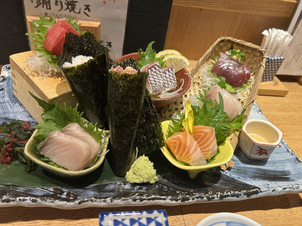 昨日は0時に終わったので、#お魚総本家 で20才の…男の子と🍺 

今日は翌6時まで営業しまっせ💪