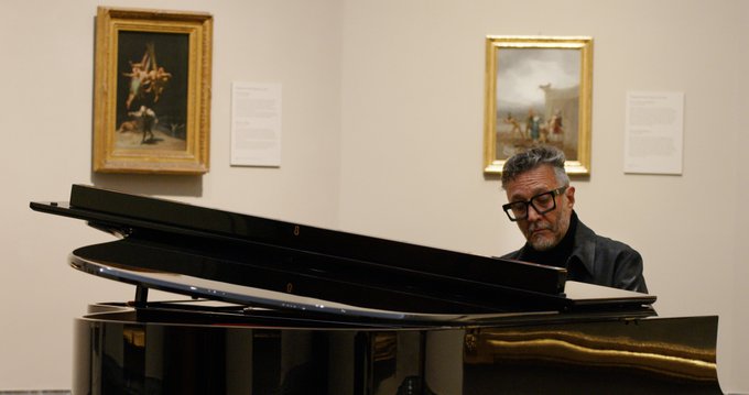 El artista argentino Fito Páez interpreta "El Vuelo" en el Museo del Prado, un tema que surge de la icónica obra de Goya "Vuelo de brujas"