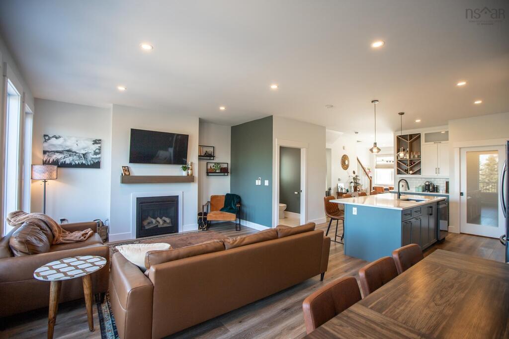 viewpoint_ca's tweet image. $784,900 For Sale
3 Beds | 2/2 Baths | 2,575 sq. ft.
35 Amalfi Way, Timberlea

Stylish and practical this 18 month old, fully finished 3 level home features 3 bedrooms, 2 full and 2 half baths.

Listed by ViewPoint Realty agent Santiago Salgueiro
viewpoint.ca/cutsheet/20250…