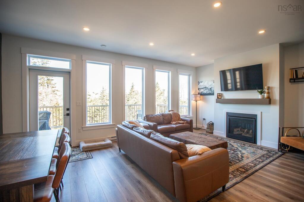 viewpoint_ca's tweet image. $784,900 For Sale
3 Beds | 2/2 Baths | 2,575 sq. ft.
35 Amalfi Way, Timberlea

Stylish and practical this 18 month old, fully finished 3 level home features 3 bedrooms, 2 full and 2 half baths.

Listed by ViewPoint Realty agent Santiago Salgueiro
viewpoint.ca/cutsheet/20250…