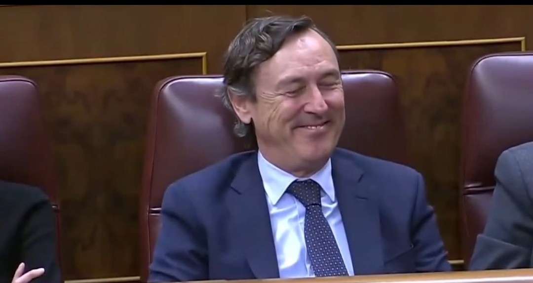 Insomnio5155's tweet image. La desvergüenza de @Rafa_Hernando interrumpiendo a @sanchezcastejon, preguntándole por su mujer, Begoña, se vio ridiculizado cuando Sánchez le contesta: la mía, estupendamente, y la suya?
Y es que la mujer de Hernando lo dejó para irse con Eduardo Inda.
Menuda hostia, Rafa.
💣💣