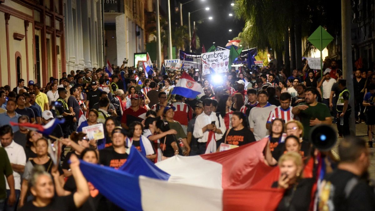 LA NOCHE QUE VOLVIO LA LIBERTAD
Sin arreos, sin listas que pasar, sin control de presencia, sin el apoyo de los capitostes del transporte que son recompensados con mas de 150 millones de dólares en 10 años.(13 millones solo en 2024) el país fue testigo anoche de un renacimiento,