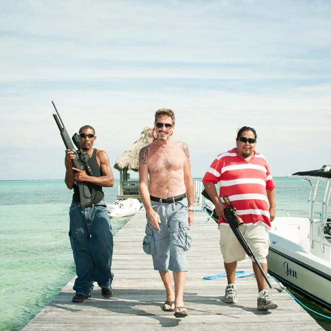 EloyPortellEN's tweet photo. Se casó con una asesina.

Hackeó a Hillary.

Y eso fue solo el comienzo.

La historia de John McAfee te va a volar la cabeza 🧵⤵️ https://t.co/bSvoaozpp8