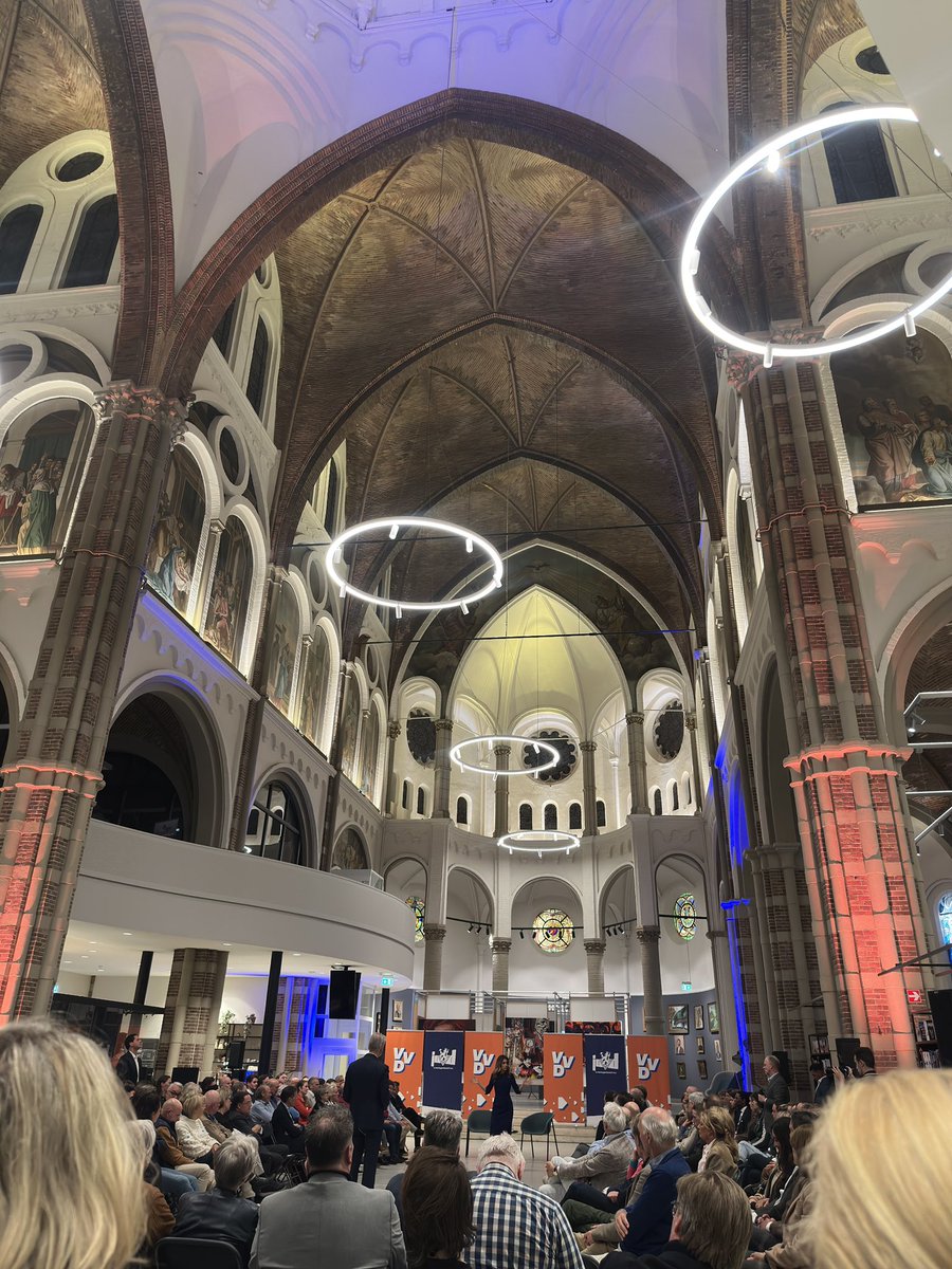 Gisteren hadden we een ontzettend mooie sprekersavond met <a href="/DilanYesilgoz/">Dilan Yesilgöz - Zegerius</a> en @onnohoes. Erg leuk om als <a href="/jovddenboscheo/">JOVD ‘s-Hertogenbosch e.o.</a> de samenwerking met <a href="/VVDVught/">VVD Vught - Helvoirt - Cromvoirt</a> aangegaan te zijn hiervoor. Het heeft mogen resulteren in een bijzondere en interessante avond met jong en oud uit de regio.