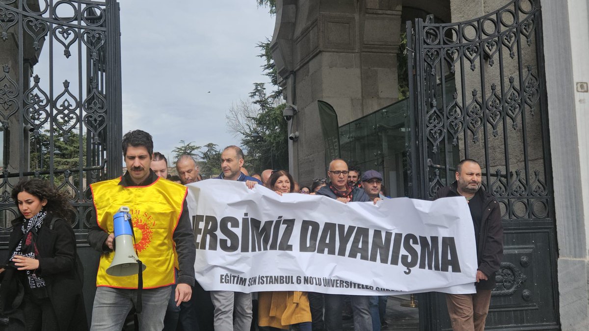İstanbul Üniversitesi ( <a href="/istuniresmi/">İstanbul Üniversitesi</a> )  İşyeri Temsilcimiz Levent Dölek çıkartıldığı mahkeme tarafından tutuklandı. 

Bu hukuksuzluğa sessiz kalmayacağız. Sendikal faaliyet suç değildir! 

Levent Dölek ve tüm tutuklanan arkadaşlarımıza özgürlük!