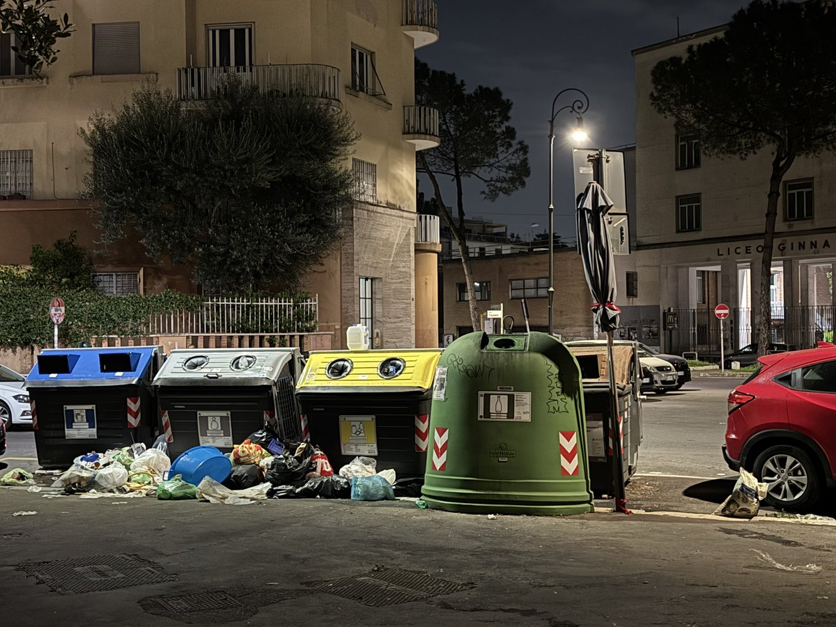 alessandradami's tweet photo. @Roma @romamobilita @rep_roma @romatoday 

Caro @gualtierieurope  

Da mesi, il marciapiede è pieno e i cassonetti vuoti (gli unici NON nuovi della piazza). Siamo a Piazza Trasimeno, su Corso Trieste a Roma. Ci puoi aiutare?

@LaStampa @ilcorriereit @ilmessaggeroit @sole24ore https://t.co/SZJoXcWk59