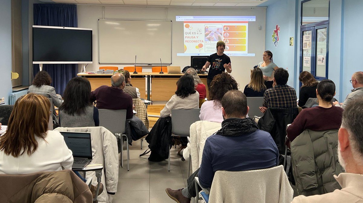 CJCyL's tweet photo. 👉🏻Hemos asistido a la IX Asamblea general de @POI_CyL, donde hemos presentado el proyecto @pausayreconecta.

📴En colaboración con @afedecyl, trabajamos en esta iniciativa impulsada por la Junta de CyL que busca prevenir la adicción a las #RedesSociales.

#PausaYReconecta https://t.co/etTACAchok