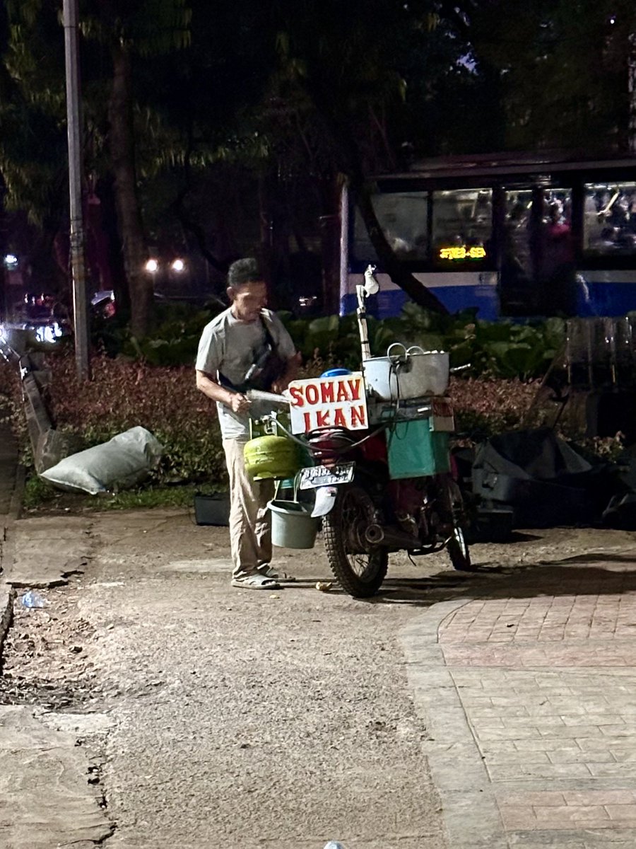 [NOT AFFILIATED WITH CARMEN]

Untuk teman-teman yang demo di Jakarta hari ini, boleh makan siomay dekat posko medis, di bawah flyover ya. Sudah dituntaskan. Saling jaga dan tetap berhati-hati. #CabutRevisiUUTNI #TolakRUUPolri