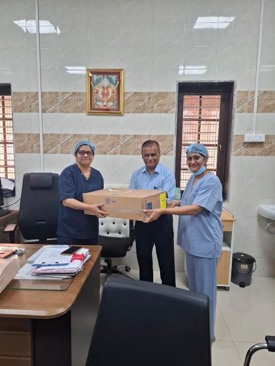 OCA_Foundation's tweet image. OCA Foundation proudly donates 5 CPR Mannequin units to the Indian Society of Anaesthesiologists for life-saving education. Today our patient support executive, Mr. Masood Kazi, handed over the units to the ISA team at KEM Hospital, Parel. 
🫀💙 #OCACares #CPRTraining #SaveLives