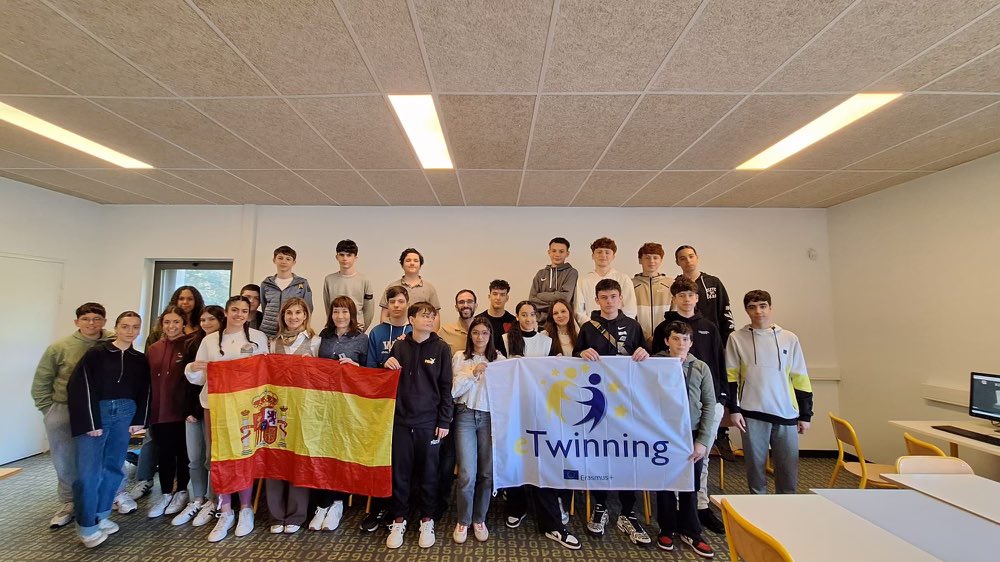 Collège Stilettu tweet media