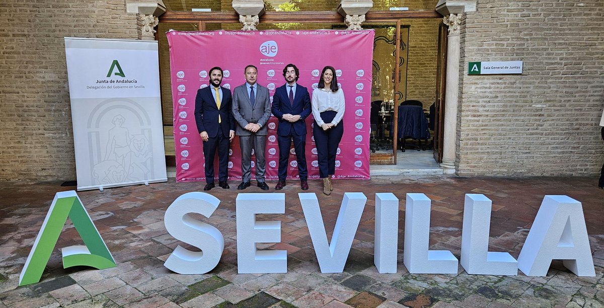 Recibimos en <a href="/JuntaSevilla/">Junta Sevilla</a> a la Asociación de Jóvenes Empresarios. 
Son el mejor activo de Andalucía: talento, iniciativa emprendedora, ilusión
Desde la Junta nuestro apoyo con medidas y recursos que les ayuden
Gracias por este distintivo que recibo en nombre del Gobierno andaluz