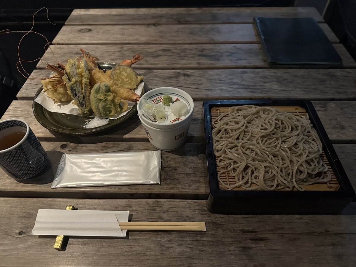 青山で蕎麦
なんかエビすごない？