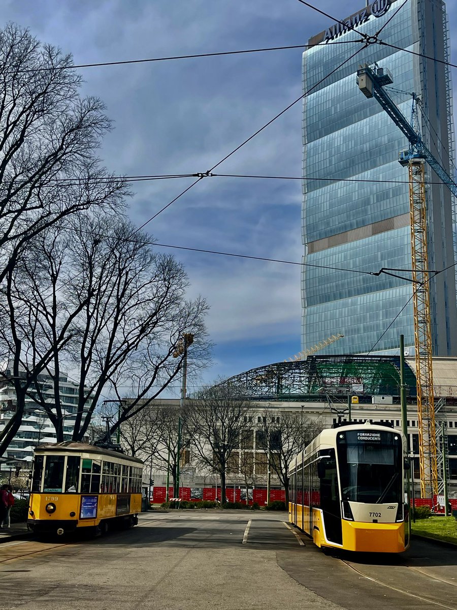 enzomazza's tweet photo. Quasi 100 anni di differenza 
#Milano #tram @atm_informa https://t.co/wTLAUu12zB