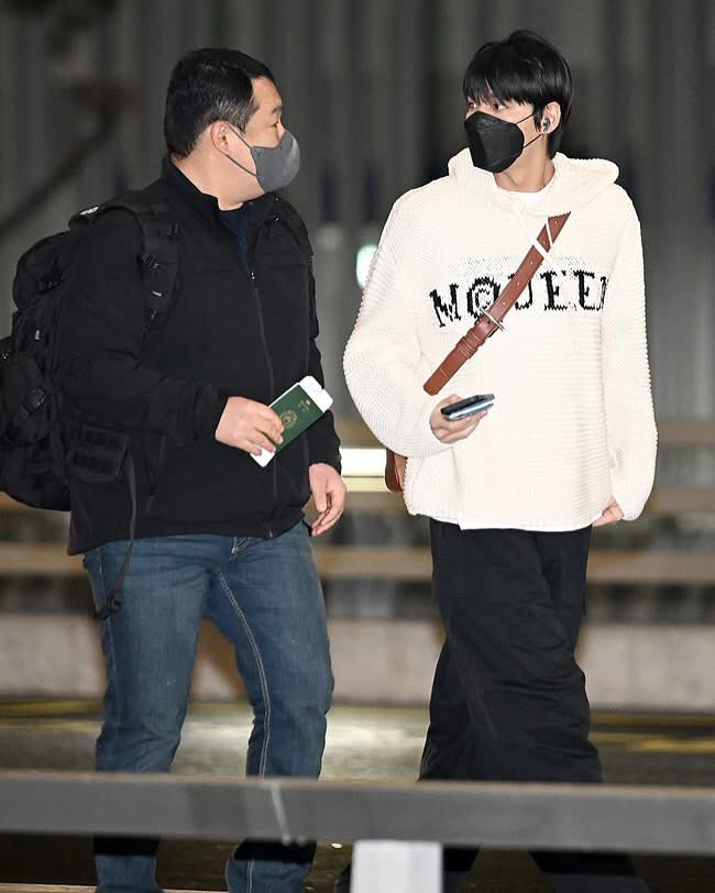 iluvMinholee's tweet photo. Safe travels to Macau Minho ssi @ActorLeeMinHo #guardjin
Messy hair don’t care! Still looks stunning 😍 ❤️‍🔥
#LeeMinHo
#MINHOVERSE 
#MinhoverseinMacau 

📸ctto https://t.co/GfS4ugoiYb