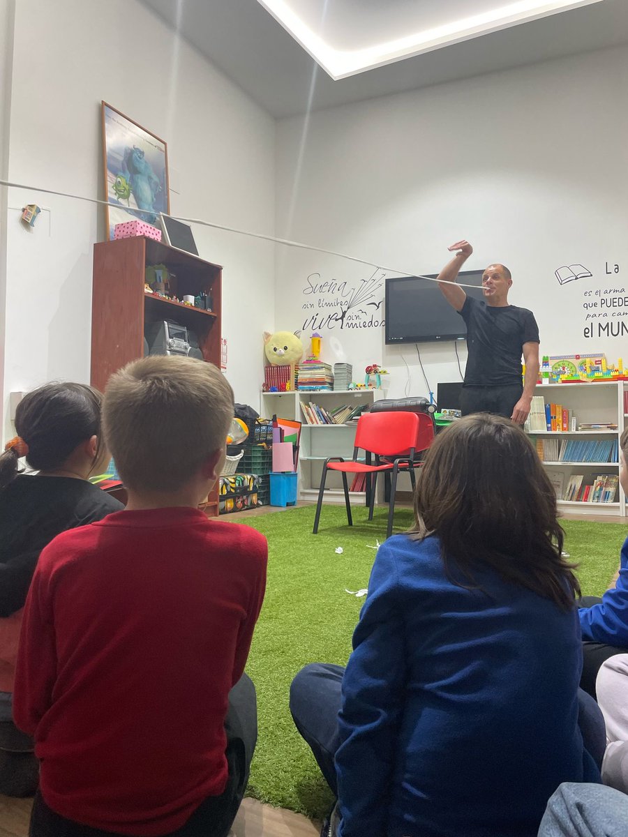 ✨Una tarde mágica para los pequeños de la Escuela hogar “Andrés Manjón”.✨ El pasado miércoles, los niños y niñas de la Escuela Hogar “Andrés Manjón” del Colegio Ave María vivieron una jornada llena de ilusión. Está actividad fue gracias a la colaboración de el mago Sebastián.