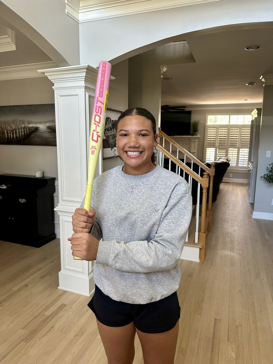 RayaInge40's tweet image. Loving my new bat. Thanks @EastonFastpitch she is beautiful! #pinklemonade #WeRollin