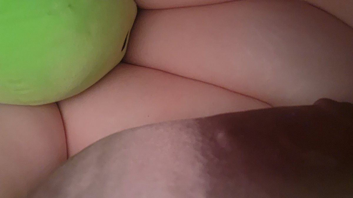 Zircongoddess's tweet photo. My Squishmallow and I say good morning to all of us pervy and horny souls 😌
#nsfwtwt #boobs #freeuse #ddgg https://t.co/1NATTy1y6U