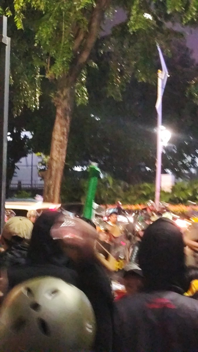 📍Jakarta, sudah terjadi penculikan kawan kawan massa aksi, tolong hubungi buddy system tolong hubungi kawan kalian yang turun aksi hari ini 😥 #CabutUUTNI #TolakRUUPOLRI