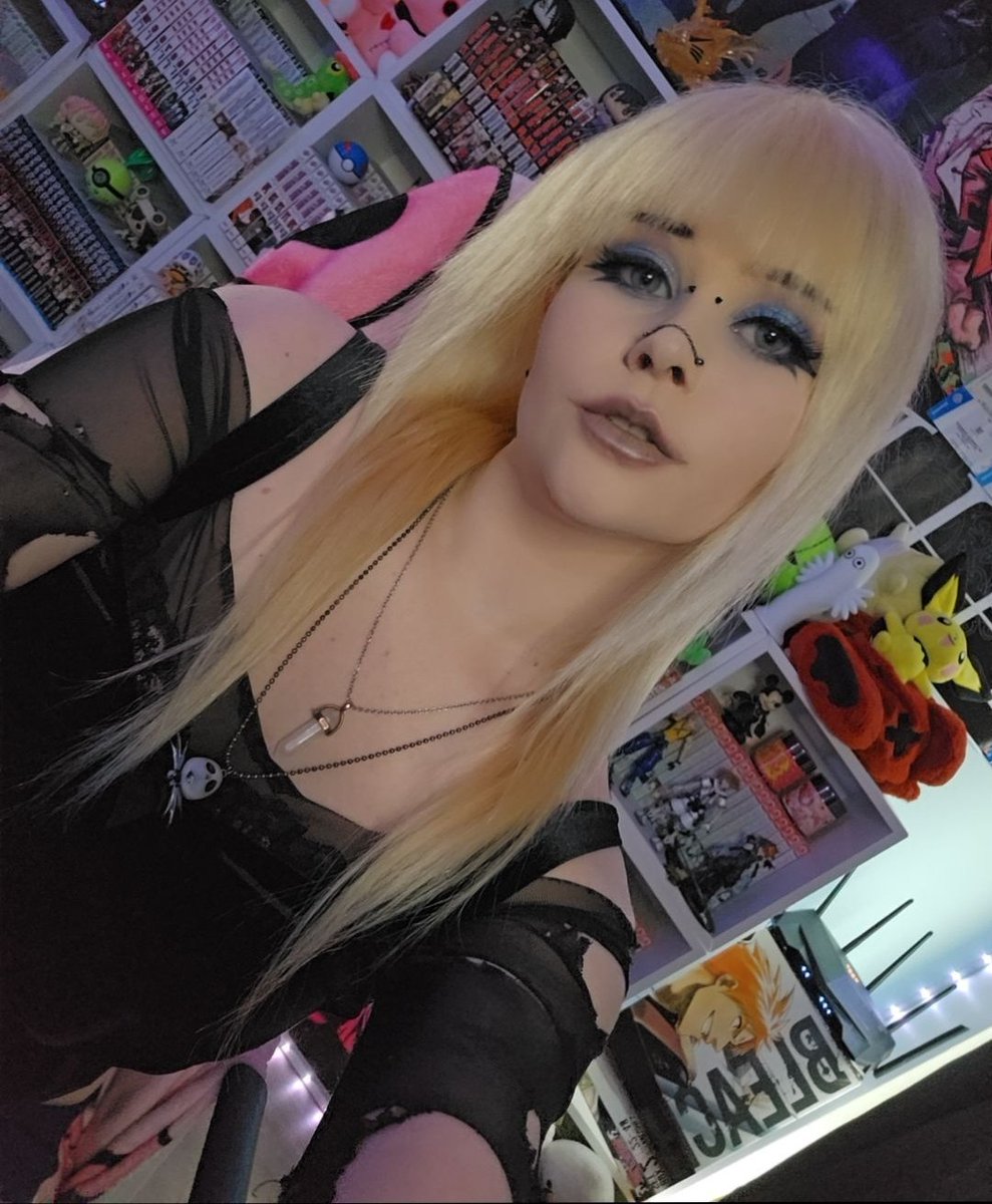 This my photo for my Hex Girl band application🖤 They need a bassist!
Live now on Twitch! 🖤
twitch.tv/catastropiclar…

#newhair #twitchstreamer #emo #BlondeBomber