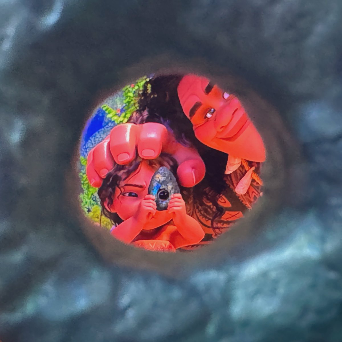 姪っ子がモアナ2を見たあと、モトゥフェトゥの石を覗き込んだ写真を