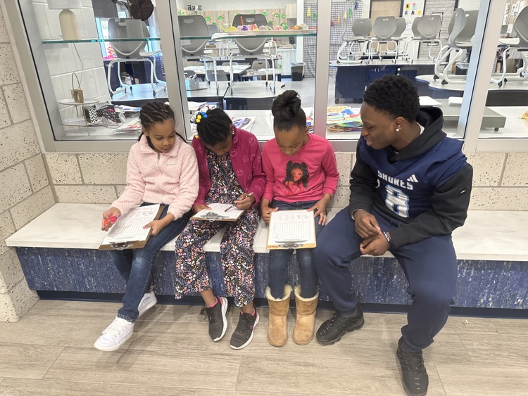 kivy0129's tweet photo. Thank you to the Mona Shores HS Football team for “giving back.” Kudos to Coach Koziak for supporting these relationship building opportunities through literacy. 💙🤍 https://t.co/2ugR7XvgHw