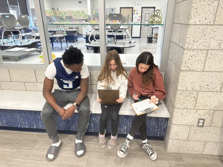 kivy0129's tweet photo. Thank you to the Mona Shores HS Football team for “giving back.” Kudos to Coach Koziak for supporting these relationship building opportunities through literacy. 💙🤍 https://t.co/2ugR7XvgHw