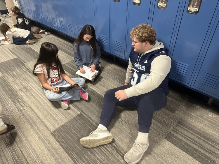 kivy0129's tweet photo. Thank you to the Mona Shores HS Football team for “giving back.” Kudos to Coach Koziak for supporting these relationship building opportunities through literacy. 💙🤍 https://t.co/2ugR7XvgHw