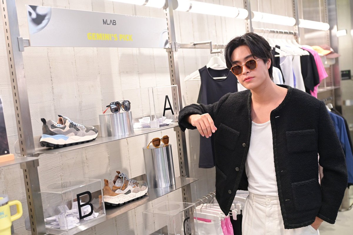 MPlay_2021's tweet photo. “เจมีไนน์” พาแฟนคลับฟิน! ร่วมงานเอ็กซ์คลูซีฟอีเว้นท์ที่ MLAB มัลติแบรนด์สโตร์เซ็นทรัลเวิลด์ พร้อมโชว์ลุค Sport-Active Lifestyle หล่อเท่ไม่หลุดคอนเซ็ปต์
📌https://t.co/mvSezxMB3S

GEMINI AT MLAB STORE 
#Gemini_NT #เจมีไนน์
#MLABxGemini 
#MLAB_Store 
#MeetYourUnmet 
#MentagramThailand
เสียงกรี๊ดดังกระหึ่มที่ MLAB มัลติแบรนด์สโตร์ ศูนย์การค้าเซ็นทรัลเวิลด์ เมื่อ “เจมีไนน์ – นรวิชญ์ เลิศบำรุงชัย” นักแสดงและศิลปินสุดฮอตแห่งยุค ปรากฏตัวในงานเอ็กซ์คลูซีฟอีเว้นท์เปิดตัว MLAB มัลติแบรนด์สโตร์ สุดล้ำจาก Mentagram ที่มาพร้อมแนวคิด “Meet Your Unmet” MLAB ไม่ได้เป็นเพียงแค่ร้านมัลติแบรนด์ แต่เป็นเหมือนศูนย์รวมแบรนด์สปอร์ต-แอคทีฟ ไลฟ์สไตล์ ตอบโจทย์คนที่ชื่นชอบค้นหาสิ่งที่พิเศษและน่าตื่นเต้น โดย MLAB จะเป็นที่แรกเมื่อมีความต้องการหาสินค้าที่ยังไม่เคยเจอ หรืออยากเจอสิ่งใหม่ๆ เพราะแบรนด์ที่ MLAB คัดสรรมานั้นล้วนมีสตอรี่ที่น่าสนใจ ดีไซน์ไม่ซ้ำ

เจมีไนน์มาในลุค Sport-Active Lifestyle ที่ผสมผสานความเรียบง่ายและความเท่ได้อย่างลงตัว พร้อมขึ้นเวทีพูดคุยและแชร์ไอเดียการแต่งตัวในสไตล์ที่ชื่นชอบ โดยเจ้าตัวเผยว่า “ผมชอบแต่งตัวแนวสปอร์ตอยู่แล้วครับ เพราะมันทั้งใส่สบายและดูดี แมตช์ได้กับหลายลุค แล้วพอได้มาเดินในร้าน MLAB คือสนุกมาก เพราะที่นี่เขามีแบรนด์ให้เลือกเยอะมากจริง ๆ ทั้งแบรนด์ดังที่เรารู้จักดี แล้วก็มีคอลเล็กชันพิเศษที่ไม่เคยเห็นที่ไหนมาก่อน แถมยังมีพนักงานที่เข้าใจสินค้า สามารถแนะนำได้ว่าอะไรเหมาะกับเรา หรือเหมาะกับกิจกรรมที่เราทำ ไม่ว่าจะไปเที่ยว วิ่ง เล่นกีฬา หรือใส่เดินในเมือง ก็หาได้ครบในร้านเดียวเลยครับ”

MLAB รวบรวมแบรนด์ Sport-Active Lifestyle ชั้นนำจากทั่วโลกที่คัดสรรมาอย่างพิถีพิถัน ไม่ว่าจะเป็น On รองเท้าวิ่งจากสวิตเซอร์แลนด์ที่ขึ้นชื่อเรื่องเทคโนโลยี CloudTec® ให้สัมผัสเบาสบายทุกย่างก้าว New Balance แบรนด์รองเท้าสัญชาติอเมริกันที่ได้รับความนิยมในกลุ่มสายแฟชั่นและสายสตรีตอย่างต่อเนื่อง Birkenstock รองเท้าแตะจากเยอรมนีที่ขึ้นชื่อเรื่องดีไซน์เหนือกาลเวลาและการรองรับสรีระอย่างมีสไตล์ Sunski แว่นกันแดดรักษ์โลกจากซานฟรานซิสโกที่ผลิตจากวัสดุรีไซเคิล ดีไซน์ทันสมัยเหมาะกับทุกกิจกรรม Flower Mountain รองเท้าที่ได้รับแรงบันดาลใจจากธรรมชาติ โดดเด่นด้วยดีไซน์ที่ไม่เหมือนใคร ไปจนถึง Athletics FTWR แบรนด์ที่ผสานความล้ำของแฟชั่นเข้ากับความแข็งแรงของรองเท้ากีฬา ที่ไม่เพียงแค่ใส่สวยแต่ยังใช้งานจริงได้ดี

ในงานจัดเต็มด้วยกิจกรรมพิเศษที่ทำให้แฟนคลับได้ใกล้ชิดกับเจมีไนน์แบบฟินขั้นสุด ทั้งลุ้นรับรูปภาพสุดเอ็กซ์คลูซีฟ เล่นเกม และมินิไฮไลต์โชว์ที่เรียกเสียงกรี๊ดจากทุกมุมของงาน ท่ามกลางบรรยากาศที่เต็มไปด้วยพลังบวกและแรงบันดาลใจในการแต่งตัวแบบมีสไตล์ พร้อมแนะนำไอเทมเด็ดเชิญชวนทุกคนให้กล้าค้นหาความเป็นตัวเองผ่านแฟชั่นแนว Sport-Active Lifestyle กับอีกหนึ่งแบรนด์ที่สายแฟชั่นไม่ควรพลาด! Flower Mountain แบรนด์รองเท้าสัญชาติญี่ปุ่น-อิตาลีที่โด่งดังจากการผสมผสานระหว่างงานดีไซน์แนวแคมป์ปิ้ง แรงบันดาลใจจากธรรมชาติ และเทคโนโลยีการผลิตรองเท้ากีฬาระดับพรีเมียม โดย Keisuke Ota ดีไซเนอร์ชาวญี่ปุ่น และ Yang Chao ดีไซเนอร์ชาวจีนผู้เติบโตในอิตาลี ทั้งสองหลงใหลในศิลปะ ดนตรี และธรรมชาติ จึงร่วมกันสร้างแบรนด์ที่ถ่ายทอดจิตวิญญาณแห่งอิสรภาพ ความกลมกลืนระหว่างโลกสตรีทและเอาต์ดอร์ ด้วยซิลูเอตรองเท้าที่มีเอกลักษณ์ พื้นรองเท้าหนานุ่มสวมใส่สบาย พร้อมดีเทลลายดอกไม้ กลิ่นอายวินเทจ และการเลือกใช้วัสดุคุณภาพสูงที่เป็นมิตรกับสิ่งแวดล้อม

MLAB มี 12 สาขาในกรุงเทพฯ และต่างจังหวัด ได้แก่ เซ็นทรัลเวิลด์, สยามพารากอน, เอ็มโพเรียม, แฟชั่นไอส์แลนด์, เมกาบางนา, เดอะมอลล์ไลฟ์สโตร์บางกะปิ, เซ็นทรัลลาดพร้าว, เซ็นทรัลเวสเกต, สเปลล์รังสิต, เซ็นทรัลปิ่นเกล้า, เซ็นทรัลเฟสติวัลเชียงใหม่ และเซ็นทรัลเฟิสติวัลภูเก็ต และยังสามารถช้อปออนไลน์ได้ง่าย ๆ ผ่านช่องทางออนไลน์ที่พร้อมให้บริการแบบไร้รอยต่อ ทั้งด้านการสั่งซื้อ คำแนะนำสินค้า และบริการหลังการขาย โดยมีเป้าหมายในการเป็น “Destination for the Unconventional” หรือจุดหมายใหม่ของคนที่มองหาไลฟ์สไตล์ที่ไม่ธรรมดา

ใครที่กำลังมองหาการแต่งตัวที่ทั้งเท่ ใส่สบาย และตอบโจทย์ทุกกิจกรรมในชีวิตประจำวัน MLAB คืออีกหนึ่งจุดหมายที่ไม่ควรพลาด เพราะที่นี่…สไตล์ของคุณ...อาจรออยู่ก็ได้

ติดตามข่าวสารเพิ่มเติม และอัปเดทสินค้าได้ที่: Instagram: @mlab.store และ Facebook: MLAB