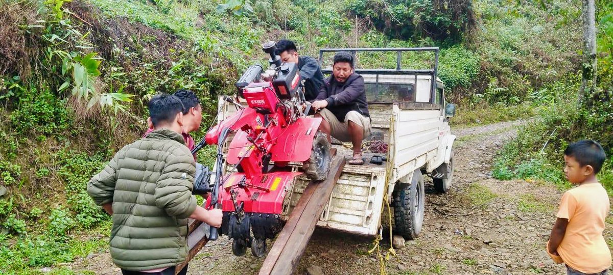 ChanglangIpr's tweet photo. 3/4 4.Leftover plant debris is burned to clear the field and improve soil fertility. 5. Machinery levels land, making it suitable for planting.
6. field is marked for organized planting, ensuring efficient space utilization. Done through convergence low/zero cost interventions https://t.co/wyJXCxPssW