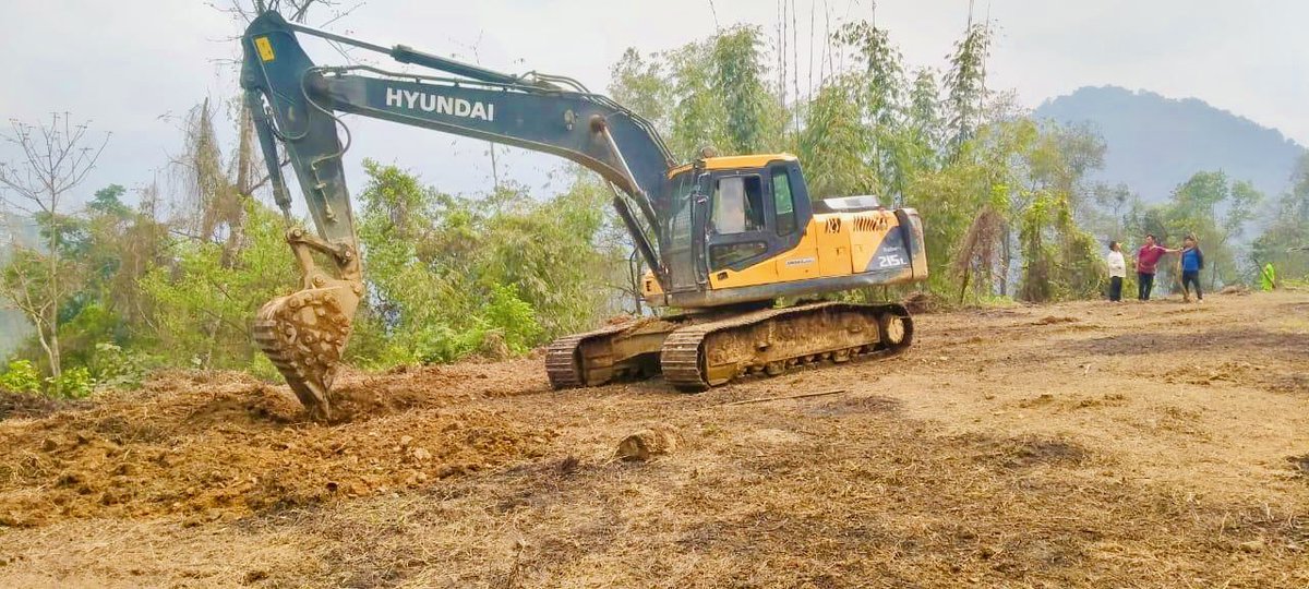 ChanglangIpr's tweet photo. 3/4 4.Leftover plant debris is burned to clear the field and improve soil fertility. 5. Machinery levels land, making it suitable for planting.
6. field is marked for organized planting, ensuring efficient space utilization. Done through convergence low/zero cost interventions https://t.co/wyJXCxPssW