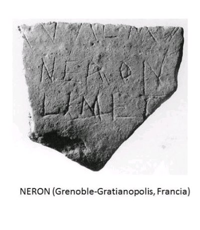 "Latinez izen horiek Caesar eta Nero idazten ziren" 
?? 🤔

Mesedez sartu Epigraphic-datenbank webgunean (epigrafia latindarraren datu basea). Bilatzailean jarri CESAR: 21 adibide daude, gero jarri NERON: beste 10. (Asko IV mendekoak)

Latin arrunta deitzen da.