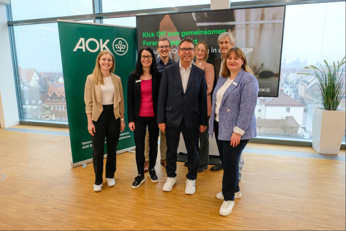Gesundes Onboarding in der Pflege: #AOKBayern und Hochschule Allensbach haben ein Projekt zur Eingliederung neuer #Pflegekräfte gestartet. Ziel ist es, den Arbeitsalltag der Mitarbeitenden zu erleichtern und ihre Gesundheit zu fördern. Infos: fcld.ly/48yc14h .