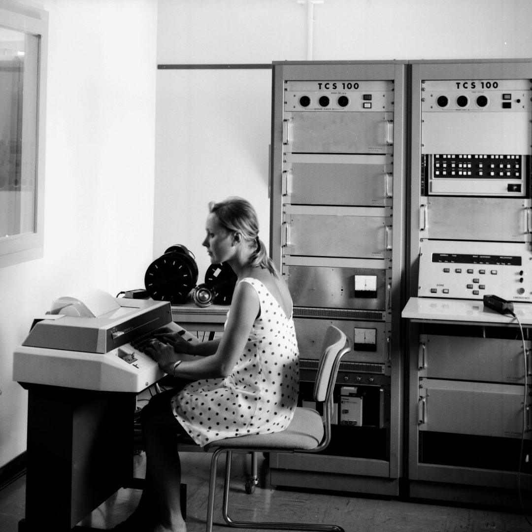 CERN's tweet photo. From the infinitely small to the infinitely large 🔭
Did you know that a Telescope Project Division was based #AtCERN?
Today we #ThrowbackThursday to August 1973. Here we see the control system that was to be fitted to the 1m photometric @ESO telescope. It was believed to be the most advanced built at that time.
In the 1970s, CERN’s collaboration with ESO extended to building a 3.6m telescope, completed by 1976. It was used in more recent times, for the search for extrasolar planets with the HARPS spectrometer – the world’s foremost hunter of planets beyond the solar system.