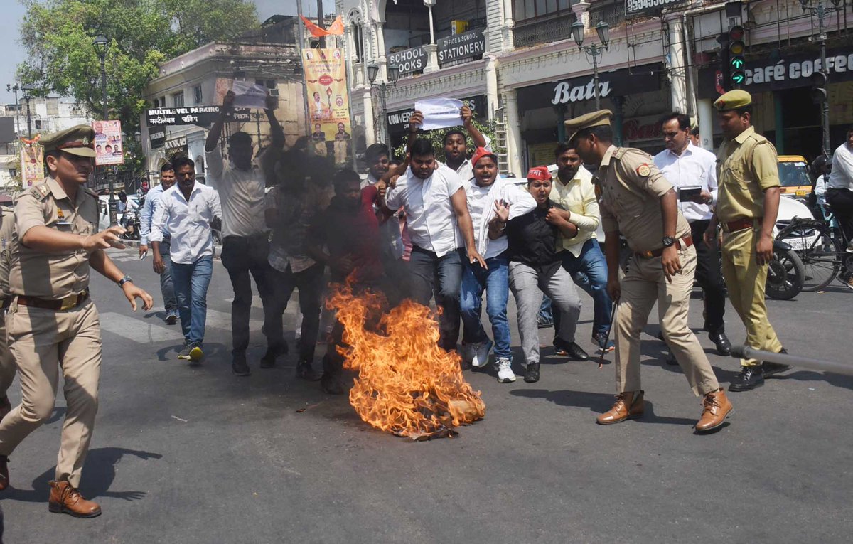 NewsAwaken's tweet image. लखनऊ में सपा कार्यकर्ताओं का अटल चौक पर प्रदर्शन

रामजीलाल सुमन के घर पर हमले का विरोध
मौके पर भारी संख्या में पुलिस फोर्स तैनात
पुलिस ने सपा कार्यकर्ताओं को ईको गार्डन भेजा

#Lucknow #SPProtest #RamjeelalSuman #lucknowawaken #AtalChowk #AwakenNews @samajwadiparty