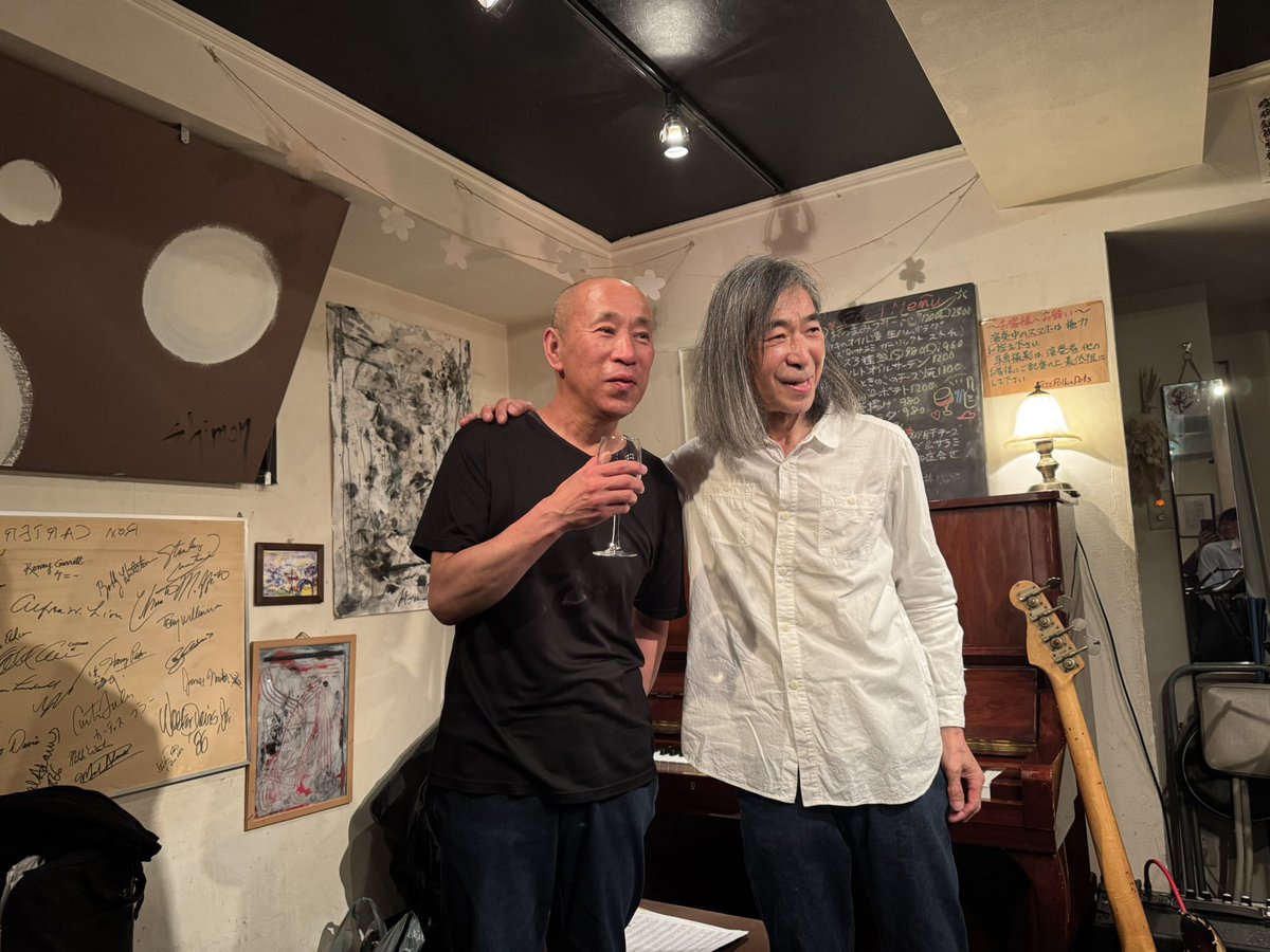 MakiMichiru's tweet photo. みちるです
昨夜は、わたくしのコンサートでもピアノを弾いてくれた事がある、ジャズピアニストの大石学さんのライブを聴きに行ってまいりました。とっても素敵でした、そして昔話にも花が咲きました
また一緒に演ってね！

#大石学
#米木康志 https://t.co/xIPN0rUNgN